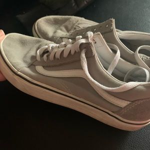 Mens 7 , women’s 8.5. One missing shoelace ..  Been in closet for a while..